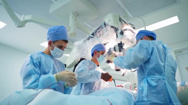 Chirurgischer Eingriff Mit Mikroskop Ärzte Und Männliche Assistenten Führen Eine — Stockvideo