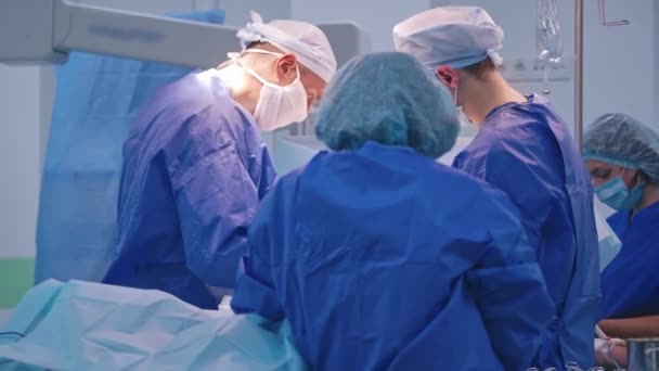 Χειρουργική Ομάδα Στο Νοσοκομείο Ομάδα Γιατρών Μπλε Ιατρική Στολή Κάνουν — Αρχείο Βίντεο