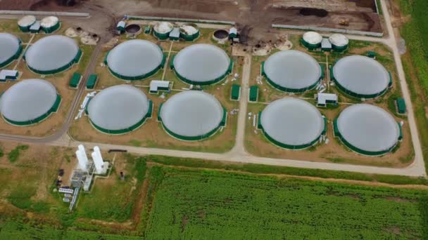 バイオガスの生産 メタン含有ガスの工場生産 農場の近代農業プラント エアリアルビュー — ストック動画