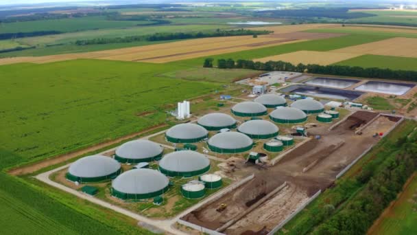 新的工业厂房投产 现代沼气植物在夏天被农田包围着 有机农场 空中景观 — 图库视频影像