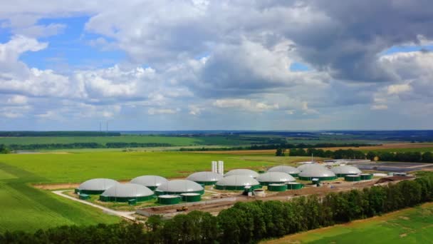 创新的沼气农场 美丽的天空下绿地上的沼气发电厂 农业和温室综合体配备了自己的沼气生产设备 空中景观 — 图库视频影像