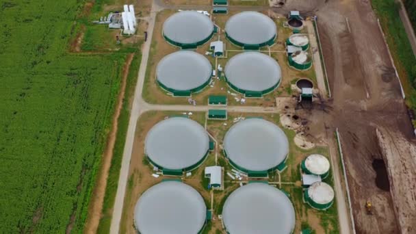 Moderno Impianto Biogas Sul Campo Sorvolando Serbatoi Stoccaggio Produzione Biomassa — Video Stock
