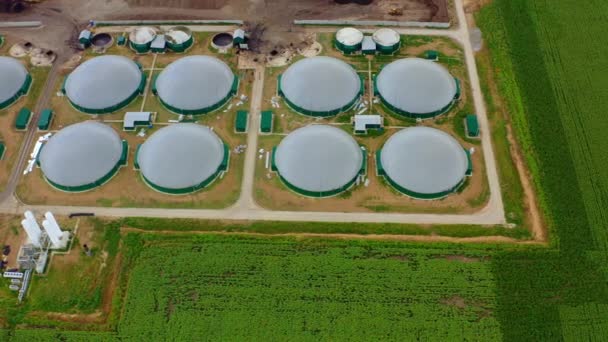 现代沼气厂的建设 绿地上的储油罐生物能源生产工厂 高空鸟瞰 — 图库视频影像