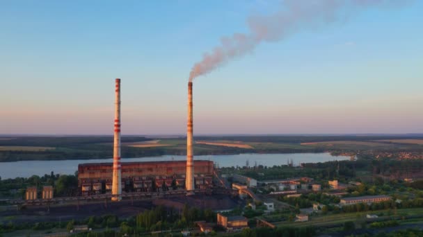 Strefa Przemysłowa Wśród Przyrody Fabryka Pobliżu Rzeki Fajką Palenia Środowiska — Wideo stockowe