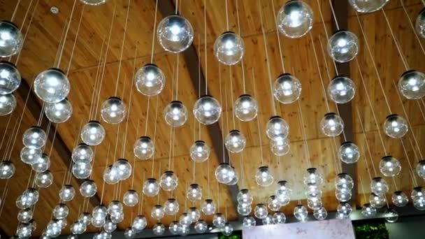 Kreatywne Wnętrze Wielu Lamp Nowoczesne Oświetlenie Sufitowe Wiszących Żarówek Pomieszczeniach — Wideo stockowe