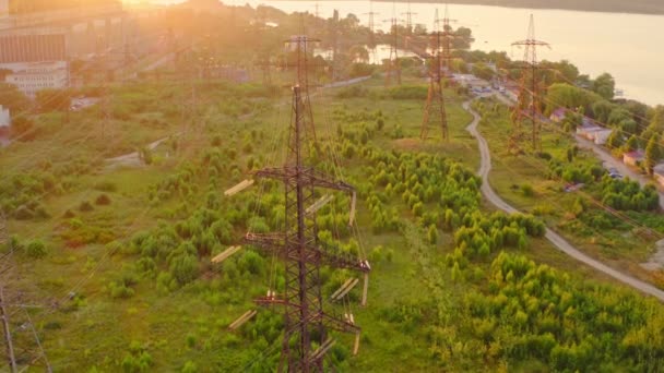 Słupy Energetyczne Pobliżu Rzeki Wieże Elektryczne Kablami Elektrycznymi Wysokim Natężeniu — Wideo stockowe