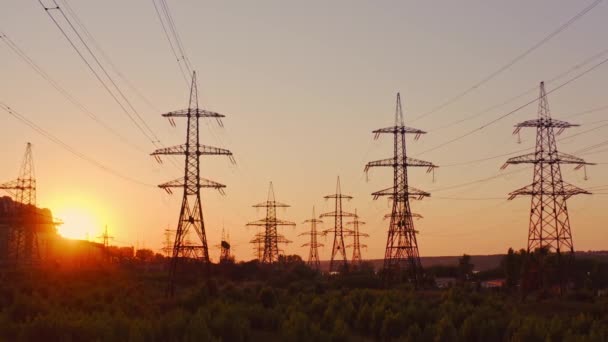 Högspänningstorn Vid Solnedgången Kraftledning Delar Till Elektrisk Utrustning Och Högspänningsledningsisolatorer — Stockvideo