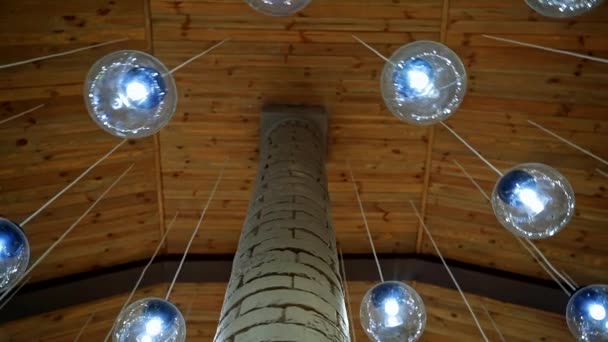 Сучасна Стеля Ламповими Кулями Багато Круглих Світлих Кульок Висять Навколо — стокове відео