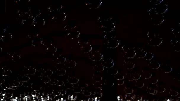Viele Glühbirnen Leuchten Auf Dunkler Hintergrund Mit Lampen Wird Hell — Stockvideo