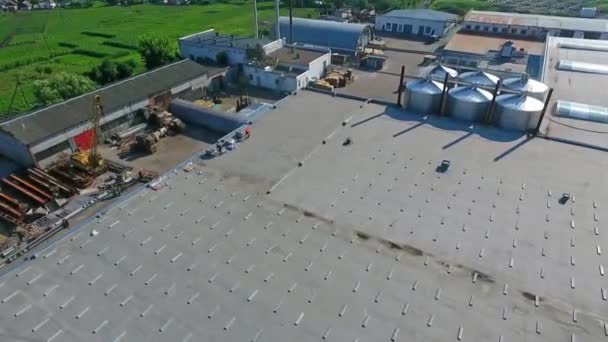 屋上に建設する 平らな屋根の上に太陽光発電所を建設する 建物の上に将来の代替発電所の建設現場を建設する エアリアルビュー — ストック動画
