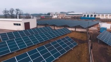 Sahada güneş enerjisi istasyonu var. Güç üretimi için güneş panelleri. Güneş çiftliği. Yenilenebilir yeşil enerji. Alternatif enerji kaynakları. İHA uçuşu. Hareket kamerası geri.