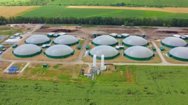 Sahadaki organik çiftlik. Biyogaz üretimi. Sahada organik gaz depolama tankları var. Biyokütle üretmek için modern endüstriyel fabrika. Hava görünümü.
