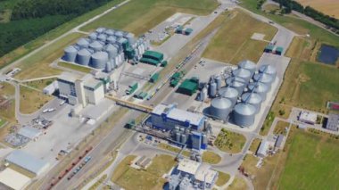 Tahıl üretimi ve depolama için modern girişim. Santralin bölgesinin hava incelemesi. Petrol çekirdeği tecavüzü ve diğer tarım ürünleri için depolama kompleksi.