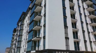 Yeni inşa edilmiş modern apartman cephesi. Çok katlı binanın dış cephesi. Şehir mimarisinin modern tasarımı. Hava görüntüsü. Yükselt.