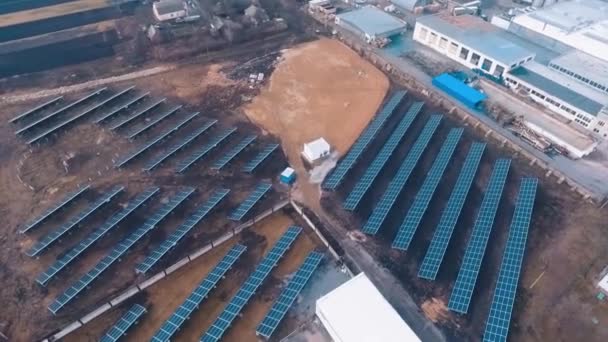 太阳能发电厂 光伏面板 暗场背景下的创新太阳能电池 环境能源 空中风景 周围的运动相机 — 图库视频影像