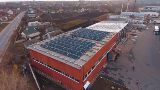 Byggande Solceller Taket Solcellspaneler Taket Till Byggnad För Förnybar Energi — Stockvideo