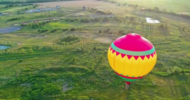 Piękny Aerostat Przed Wieczornym Słońcem Kolorowy Okrągły Balon Gorącego Powietrza — Wideo stockowe
