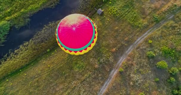 Αεροστατικό Φυσικό Υπόβαθρο Πολύχρωμο Αερόστατο Θερμού Αέρα Που Πετούν Πάνω — Αρχείο Βίντεο