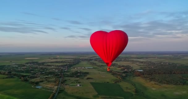 Lot Czerwonego Sterowca Piękny Balon Gorące Powietrze Kształcie Serca Podróżujący — Wideo stockowe