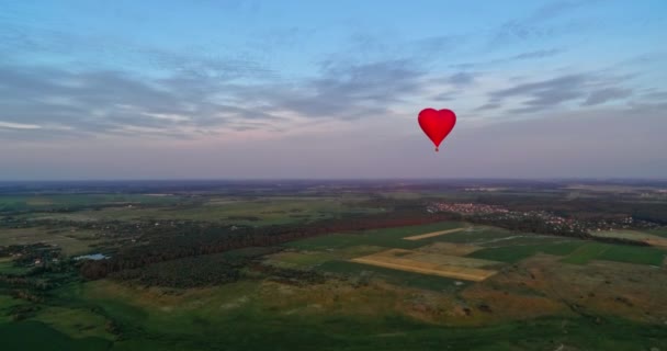 Kalp Şeklinde Kırmızı Hava Balonu Doğada Panoramik Manzara Güzel Sıcak — Stok video