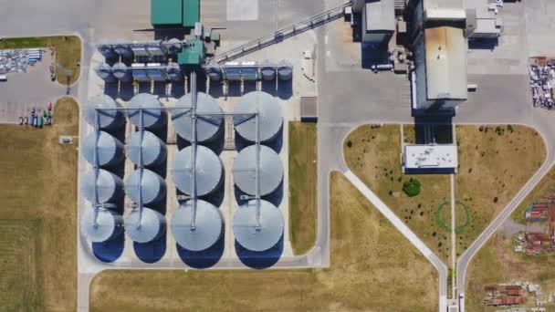 倉庫の花崗岩のアルミニウム容器 グレインサイロと駐車場 スチールグレーンエレベーター 農業産業について トップビュー — ストック動画