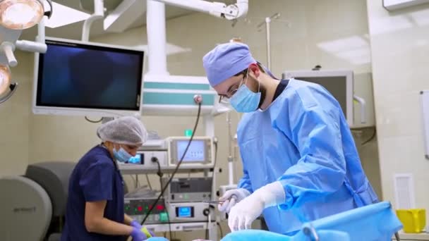 Läkare Och Sjuksköterska Modernt Sjukhus Medicinsk Personal Skyddsuniform Förbereda Kirurgiska — Stockvideo