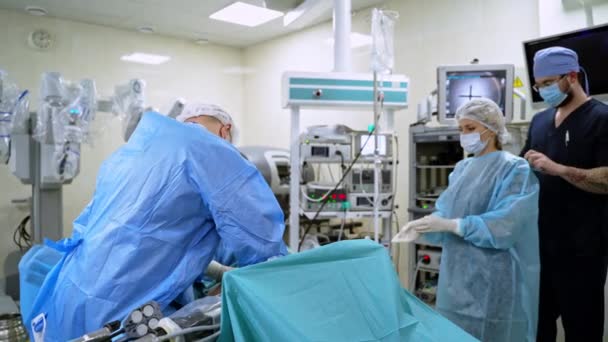 Equipo Quirúrgico Hospital Grupo Médicos Uniforme Médico Azul Fondo Moderno — Vídeos de Stock
