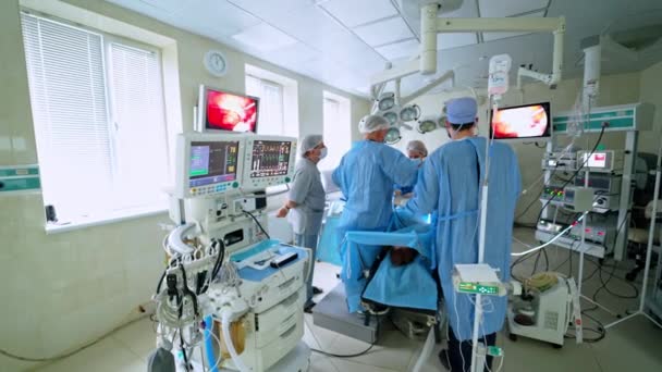 Proceso Quirúrgico Quirófano Equipo Médicos Realiza Una Operación Utiliza Equipos — Vídeos de Stock