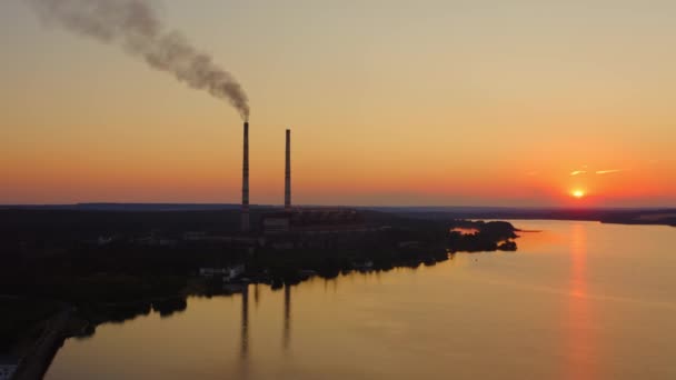 Fabrika Gün Batımında Nehir Manzaralı Duman Salıyor Akşamları Dumanlı Boruları — Stok video