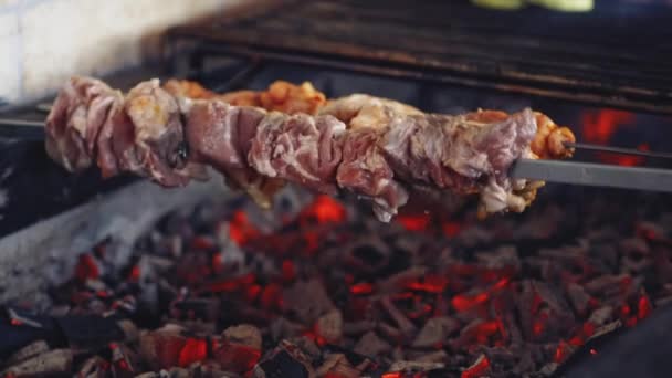 Mięso Gotuje Się Węglu Pyszny Grill Metalowych Szaszłykach Proces Smażenia — Wideo stockowe