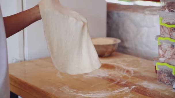 Mužské Ruce Připravují Těsto Pizzu Pečení Těsta Pizzu Dřevěném Stole — Stock video