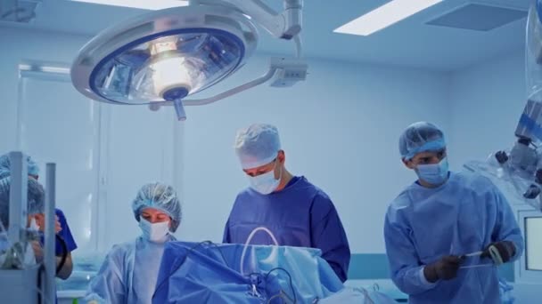Grupa Pracowników Medycznych Podczas Operacji Chirurg Asystent Niebieskim Mundurze Medycznym — Wideo stockowe