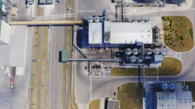 Tohumlu ya da tahıllı asansörler. Sahadaki modern bitki. Hava görüntüsü. Şehir dışı fabrikası. Çelik asansörler.