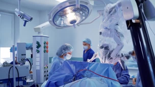 Modern Utrustning Operation Läkarna Opererar Patienten Och Tittar Igenom Mikroskopet — Stockvideo