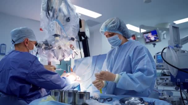 Операция Хирурга Использование Микроскопа Врач Ассистентка Медицинской Форме Проводят Нейрохирургию — стоковое видео