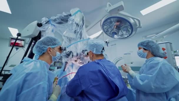 Современный Микроскоп Операционной Группа Врачей Проводит Нейрохирургию Новым Оборудованием Больнице — стоковое видео