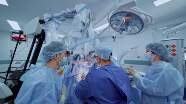 Cirugía Con Microscopio Equipo Médicos Máscaras Médicas Uniformes Realizan Una — Vídeos de Stock