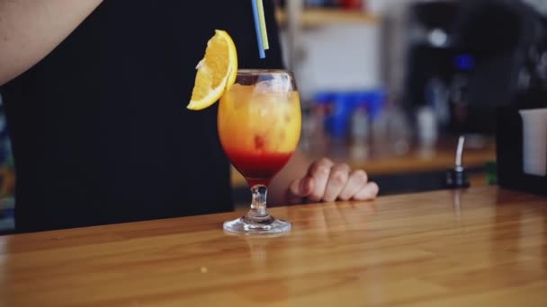 Gustoso Cocktail Vetro Barista Cucina Bevanda Cliente Bevanda Alcolica Fresca — Video Stock