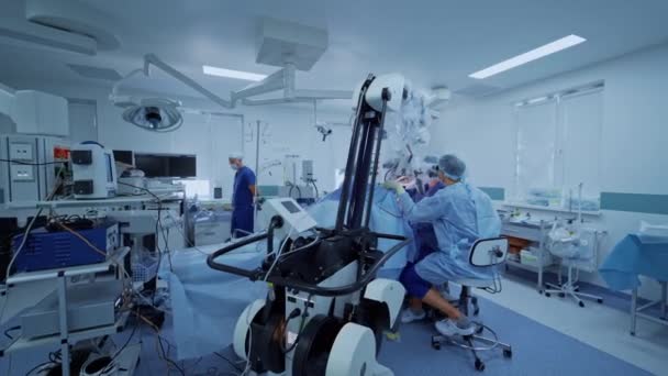 Operación Nueva Sala Neurocirugía Grupo Especialistas Médicos Trabajan Con Equipos — Vídeos de Stock