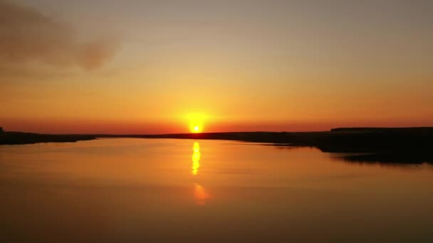 Удивительный Закат Над Водой Оранжевый Фон Заходящего Солнца Вечером Золотой — стоковое видео
