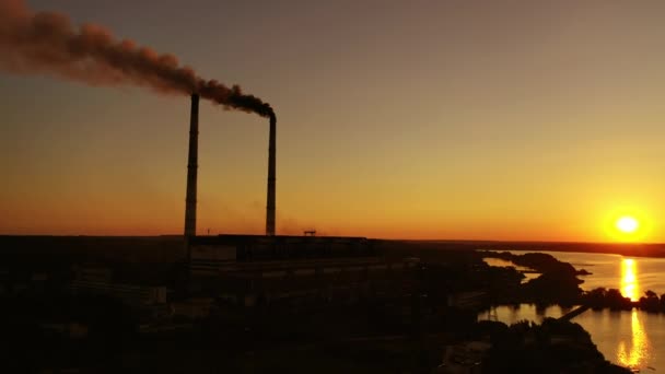 日落时工厂排放的有害气体 危险的烟雾从靠近河边的工业厂房飘进空气中 生态灾难 — 图库视频影像