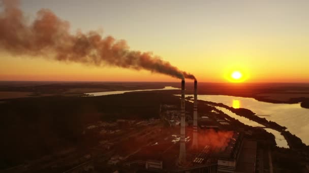 化学工場は環境を汚染する 設定された太陽に対して産業用パイプから放出された有害な煙 エコロジー問題 — ストック動画