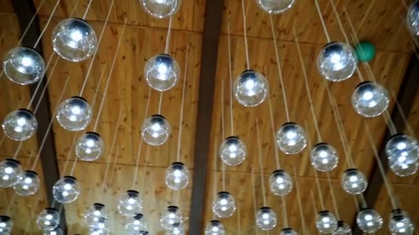 Lampen Hangen Aan Celling Houtachtergrond Warm Licht Modern Design Transparante — Stockvideo