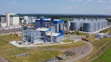 Tarım fabrikasının dışı. Tahıl asansörü. Mısır gevreği depolamak için alüminyum kaplar. Sahada tarım sektörü için büyük bir bölge.