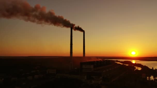 黄色い雲のない空の工場の喫煙所 近代的な工場の上の夕日 ドローンによるパノラマビデオ — ストック動画