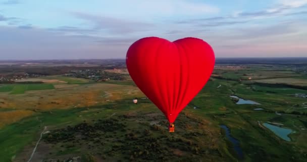 Havadaki Işitme Formunda Aerostat Kırmızı Balon Gün Batımında Göllü Yeşil — Stok video