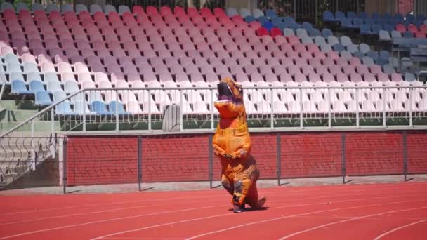 Stor Drake Sprängladdning Person Klädd Roliga Orange Kostym Promenader Arenan — Stockvideo