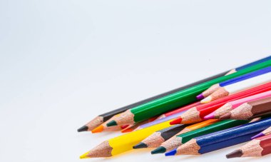 Ahenkli Düzenli Renkli Kalemlerin Canlı Dizisi. Bir grup renkli kalem yan yana oturuyor.