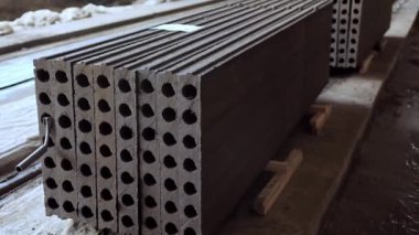 Güçlendirilmiş beton levhalar üst üste yığılmış. Güçlendirilmiş beton levhalar yaratmak için bitki. Bir yığın beton blok. Yakın plan..