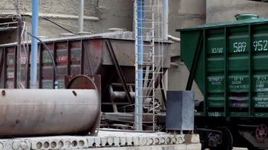 Beton fabrikasının dışı. Endüstriyel araç gereç. Çimento fabrikasındaki makineler. Sanayi konsepti. Yavaş çekim kamerası.